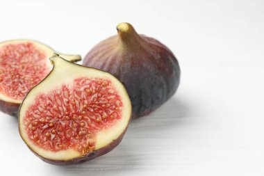 Beyaz masada bütün incirleri kes, yakın plan.