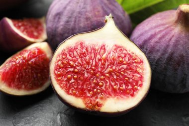 Tam ve incir kes siyah masaya, yakın plan.