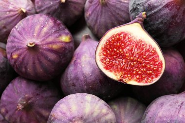 İncirleri arkaplan olarak tam ve kes, üst görünüm