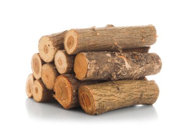 Kesilmiş odun yığını beyaza izole edilmiş.