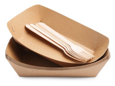 Tek kullanımlık konteynırlar ve beyaz üzerine izole edilmiş ahşap çatallar.