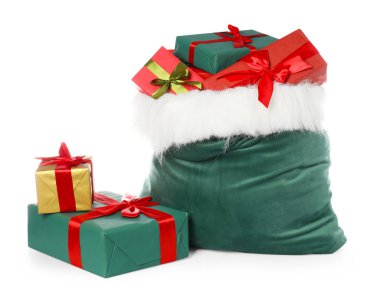 Noel Baba çantası, Noel hediyeleri beyaza izole edilmiş.