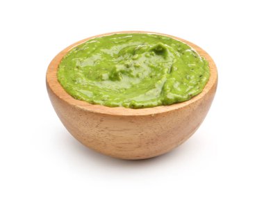 Beyaza izole edilmiş taze pesto sosu.