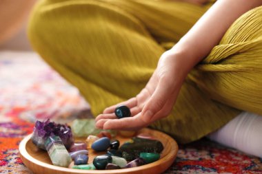 Kapalı mekanlarda farklı güzel taşları olan bir kadın, yakın plan.