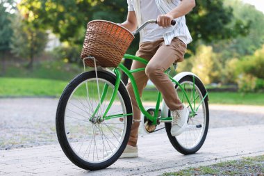 Şehir caddesinde bisiklete binen adam, yakın plan.