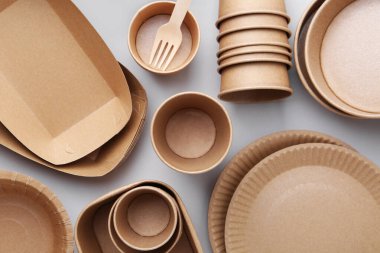 Beyaz arkaplanda tek kullanımlık sofra takımı, düz konum