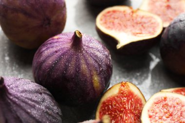 Gri masadaki incirlerin tamamını kes ve kapat.