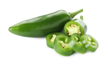 Tam ve dilimlenmiş yeşil biberler beyaza izole edilmiş.