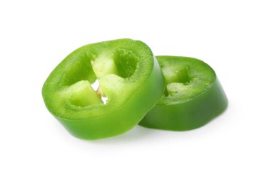 Yeşil biber dilimleri beyaza izole edilmiş.