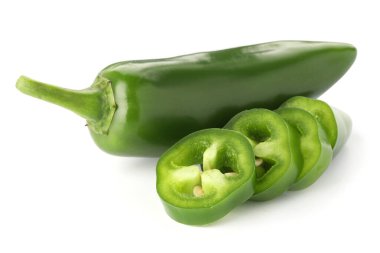 Tam ve dilimlenmiş yeşil biberler beyaza izole edilmiş.