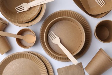 Beyaz arkaplanda tek kullanımlık sofra takımı, düz konum