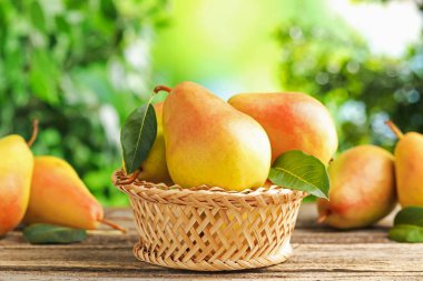 Tahta masada taze olgun armutlar, yakın plan.