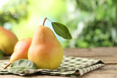 Tahta masada taze olgun armutlar, yakın plan.