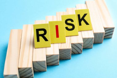 Kelime Riski ve ahşap bloklar açık mavi arka planda, yakın plan