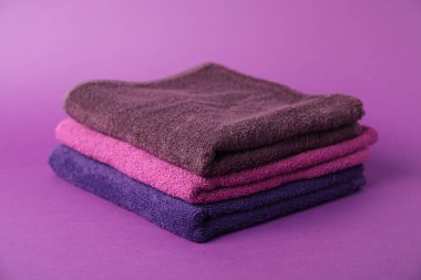Mor arka planda taze havlu yığını, yakın plan.