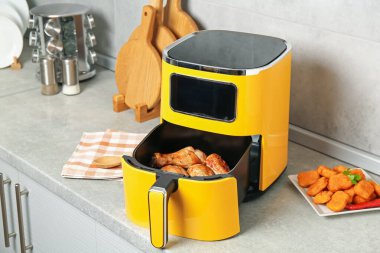 Mutfakta tavuk budu ve nugget pişirilmiş tavuklu kızartma makinesi.