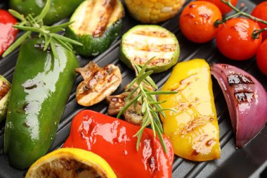 Izgara sebze ve baharatlı tava, yakın plan.