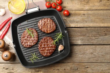 Izgara köfteli tava, domates ve baharatlı ahşap masa, düz yatak. Metin için boşluk