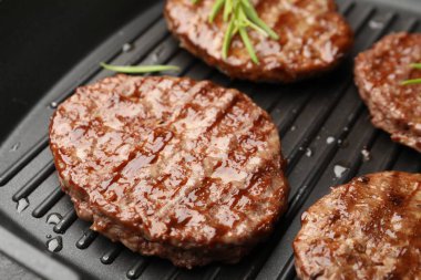 Izgara köfteli ve biberiyeli tava, yakın plan.