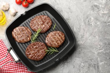 Izgara köfteli tava, domates ve baharatlı gri masa, düz yatak. Metin için boşluk