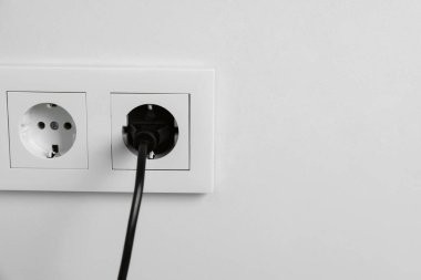 Elektrik prizi beyaz duvarda, yakın plan. Metin için boşluk