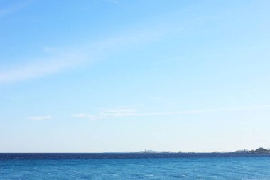 Güneşli bir günde dalgalı denizin güzel manzarası