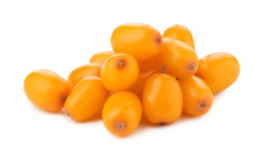 Taze deniz dikenli böğürtlenleri beyaz üzerine izole edilmiş