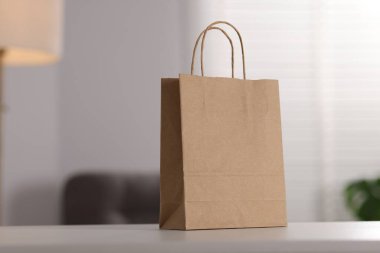 Beyaz masa içerisindeki kağıt alışveriş torbası. Metin için boşluk