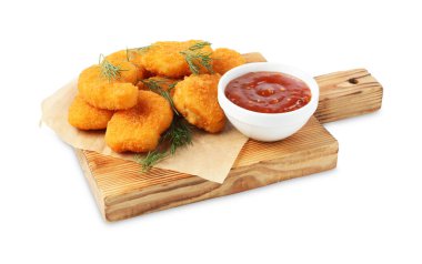 Dereotlu ve soslu leziz tavuk külçeleri beyaza izole edilmiş.