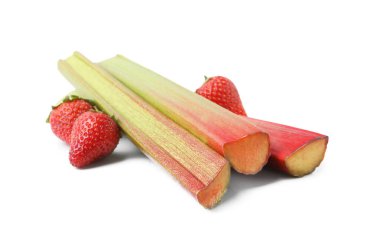 Taze ravent sapları ve beyaz üzerine izole edilmiş çilekler.