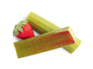 Beyaz renkte taze ravent sapı ve çilek parçaları.