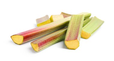 Beyaz renkte taze ravent sapları kes.