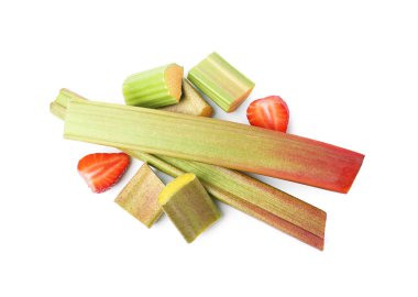 Beyaz renkte taze ravent ve çilek kes.