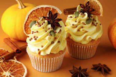 Mercan masasına serpiştirilmiş ve baharatlı enfes kekler, yakın plan. Sonbahar atmosferi