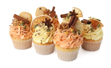 Beyaz üzerine serpiştirilmiş fındık ve baharat serpiştirilmiş lezzetli kekler. Sonbahar atmosferi