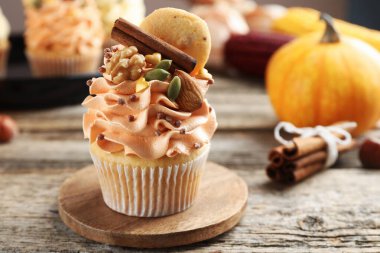 Tahta masaya serpiştirilmiş fındıklı, kurabiyeli ve baharatlı enfes kek, yazı için yeri olan yakın plan. Sonbahar atmosferi