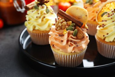 Gri masadaki fındıklı, kurabiyeli ve baharatlı enfes kekler, yakın plan. Sonbahar atmosferi