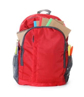 Beyaz üzerinde farklı kırtasiye malzemesi olan kırmızı sırt çantası