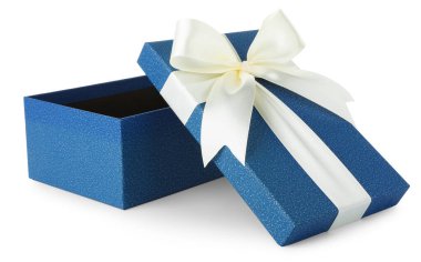 Bir açık hediye kutusu beyaza izole edilmiş.