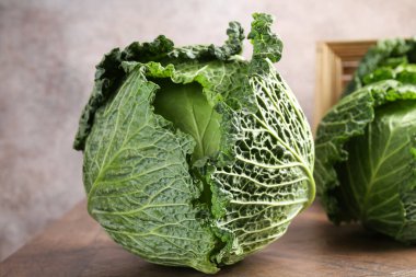 Taze Savoy lahanaları ahşap masada, yakın plan.