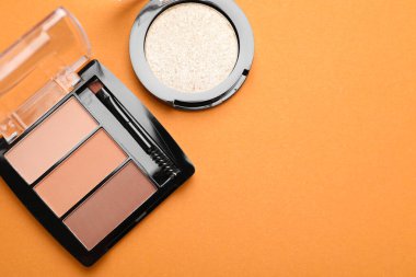 Renkli göz farı paleti ve turuncu arka planda tava düz. Metin için boşluk