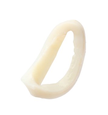 Bir çiğ mürekkep balığı halkası beyaza izole edilmiş.