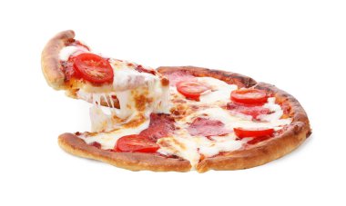 Beyaz arka planda peynirli, salamlı ve domatesli lezzetli bir pizza.