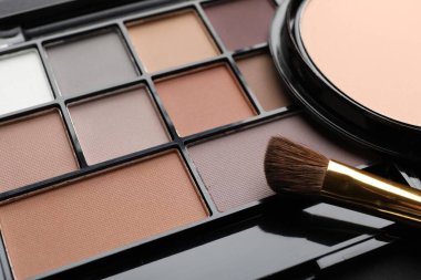 Göz falı paleti, kapatıcı ve fırça arka plan olarak, yakın plan