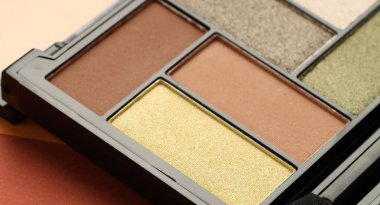 Mercan arka planda güzel bir göz falı, yakın plan.