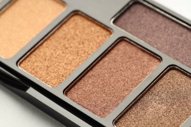 Beyaz arka planda güzel bir göz falı, yakın plan