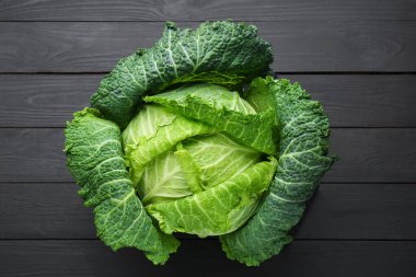 Taze Savoy lahanası, siyah ahşap masa, üst manzara.