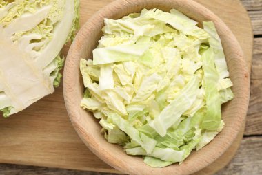 Tahta masada taze lahana kes, düz uzan.