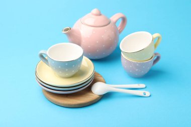 Açık mavi arka plandaki çocuklar için güzel seramik çay seti