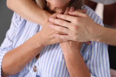 Oğlu annesini evde kucaklıyor, yakın plan. Aile bağı